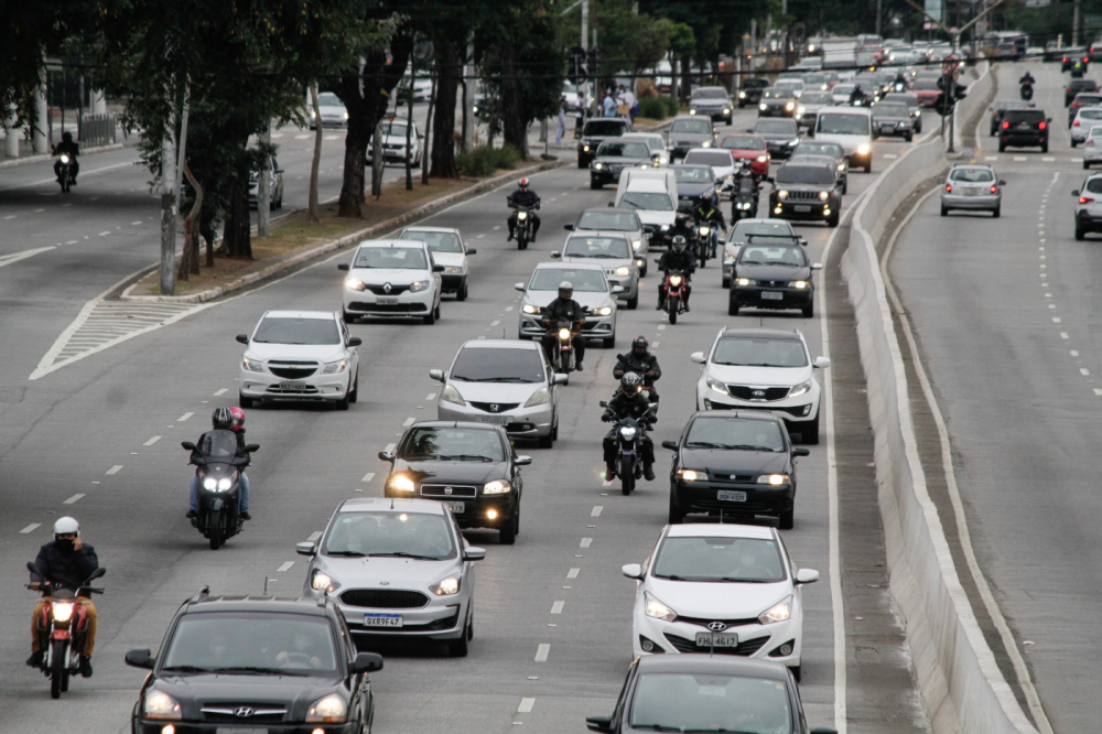 Trânsito de veículos na Avenida Prestes Maia, na região central de São Paulo, na manhã desta sexta-feira (15)