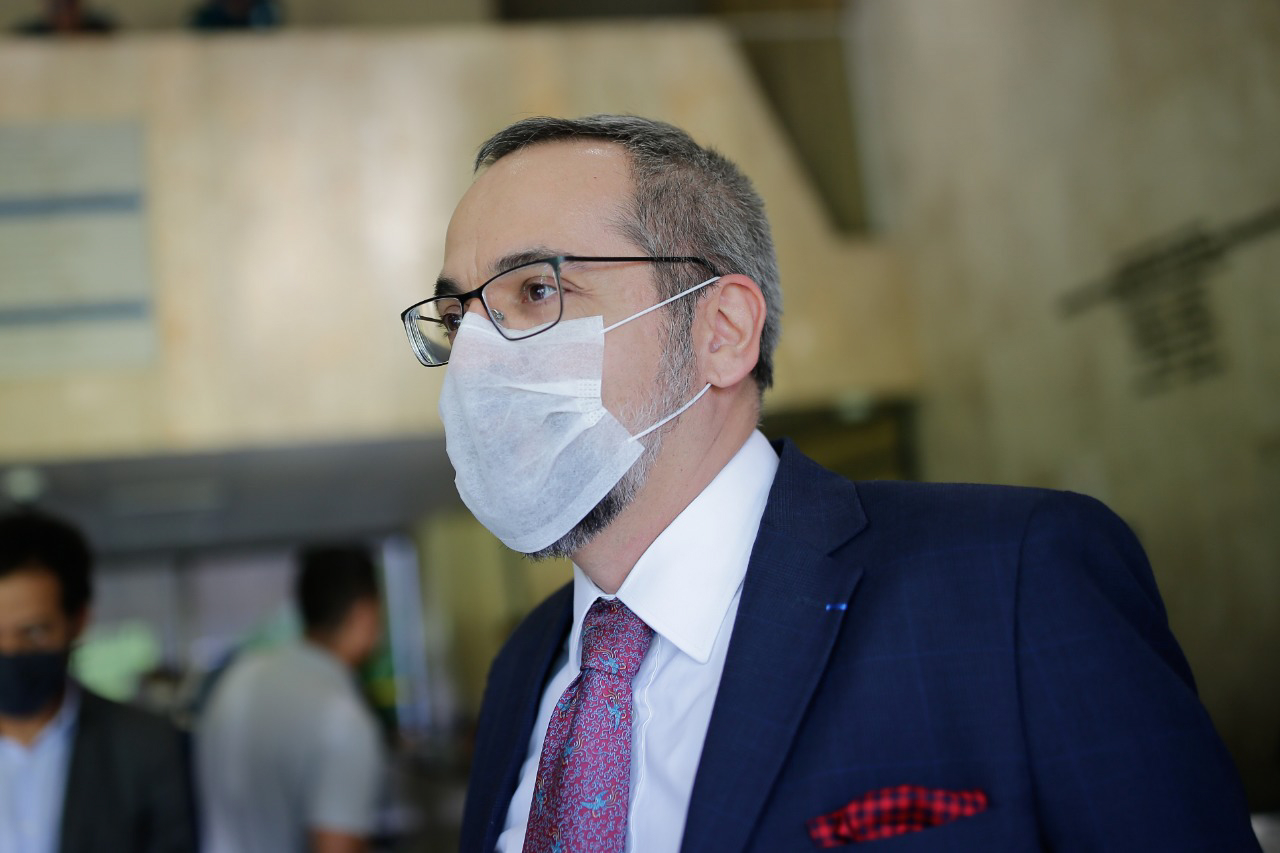 Abraham Weintraub, ex-ministro da Educação, usando máscara