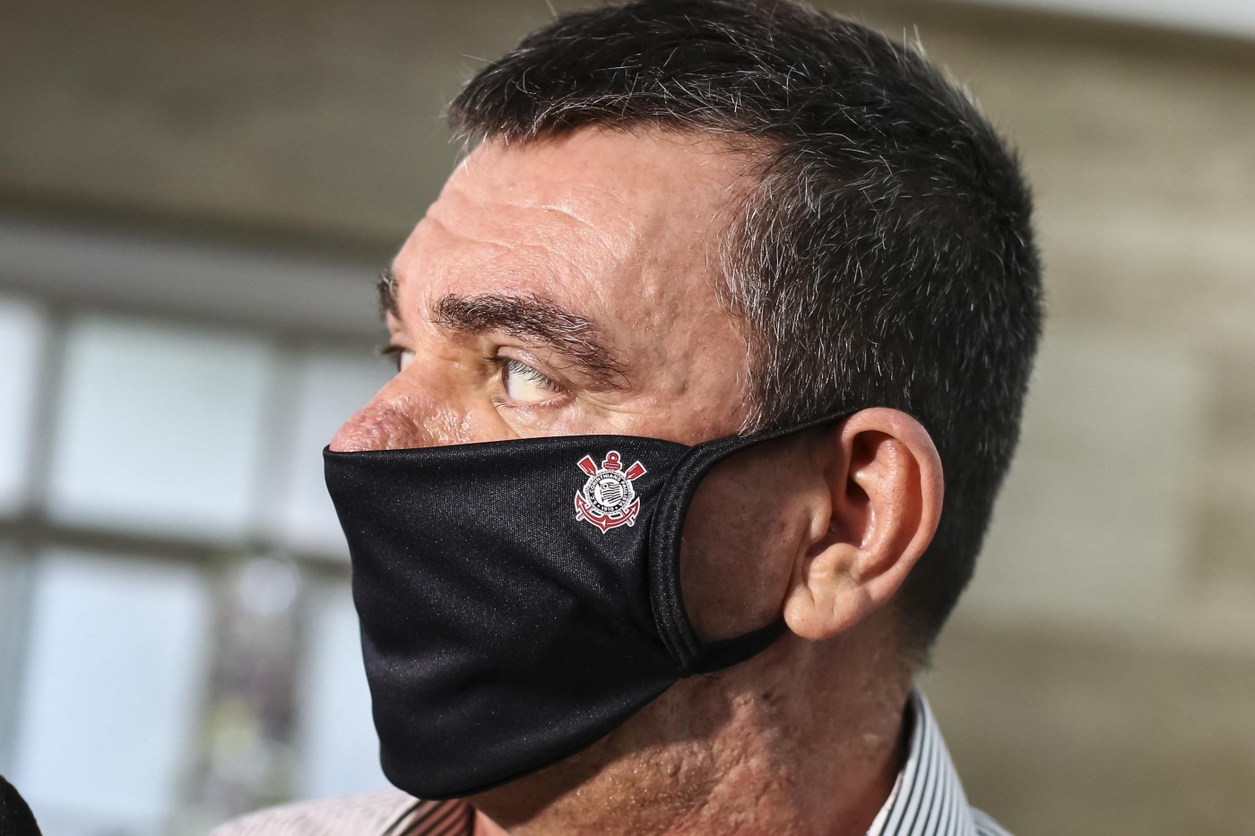 Andrés Sanchez utilizando máscara com o escudo do Corinthians