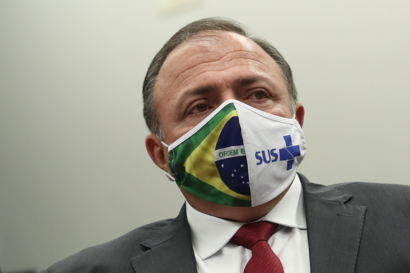 Ex-ministro da Saúde com máscara do SUS