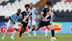 Tiroteio interrompe partida de futebol em Macaé; veja vídeo