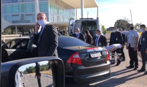 Carro do comboio presidencial bate na entrada do Planalto