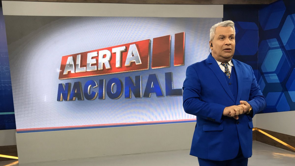 De terno azul. o apresentador Sikêra Júnior apresenta o "Alerta Nacional"