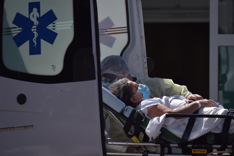 Ambulância diante do Hospital de Brasília