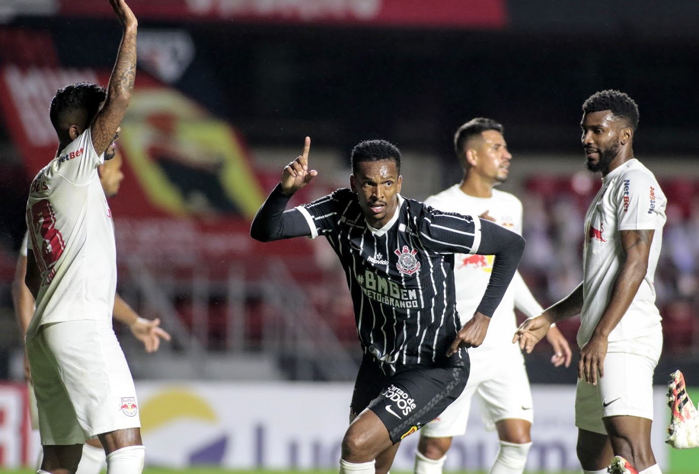 Jô durante vitória do Corinthians sobre o Red Bull Bragantino