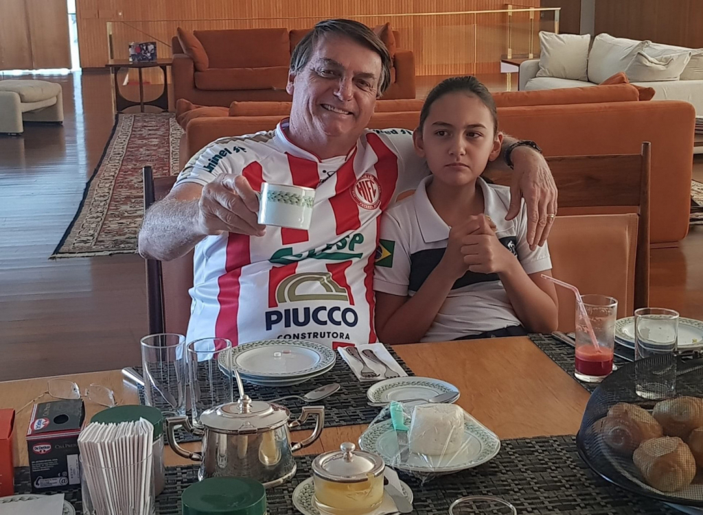 Bolsonaro publica rara foto com a filha e a menina vai parar nos