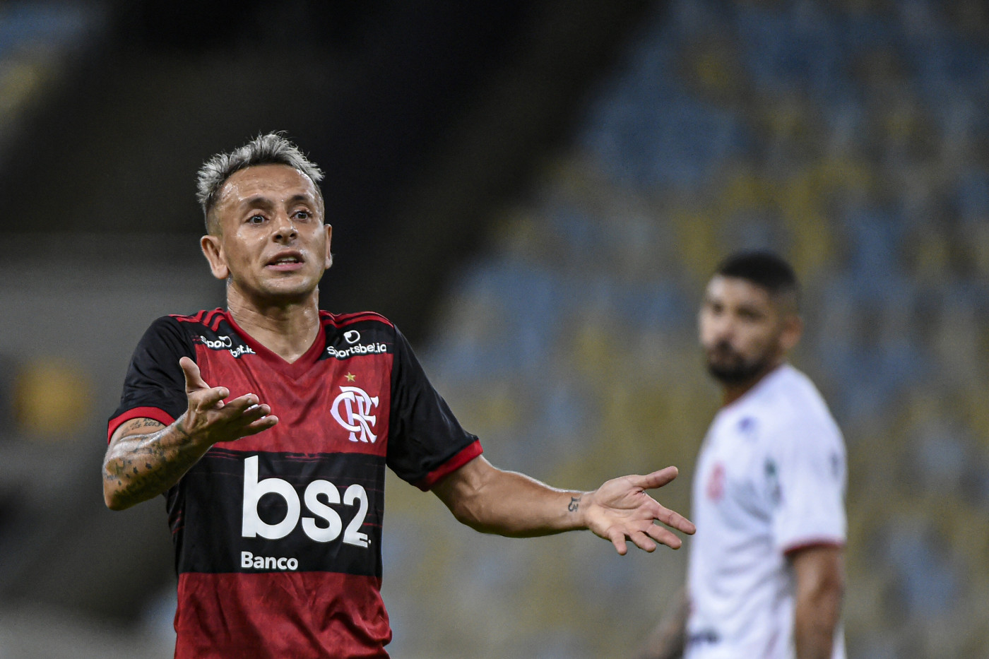 Ao contrário de Rafinha, Isla recusou o Olympiacos pelo Flamengo FlaResenha
