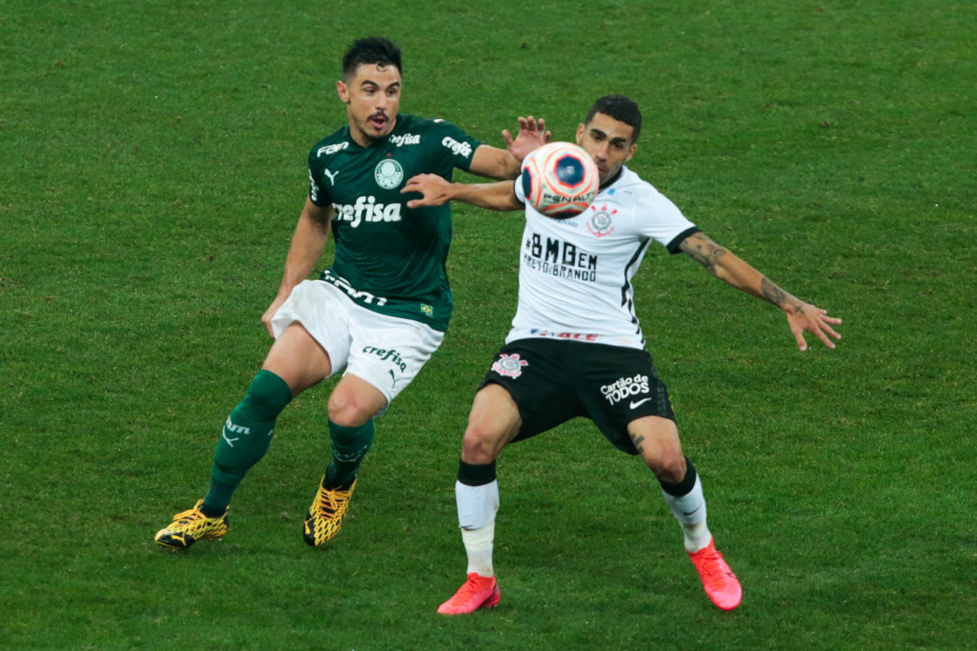 Gabriel, do Corinthians, e Willian, do Palmeiras, disputam bola na final do Paulistão