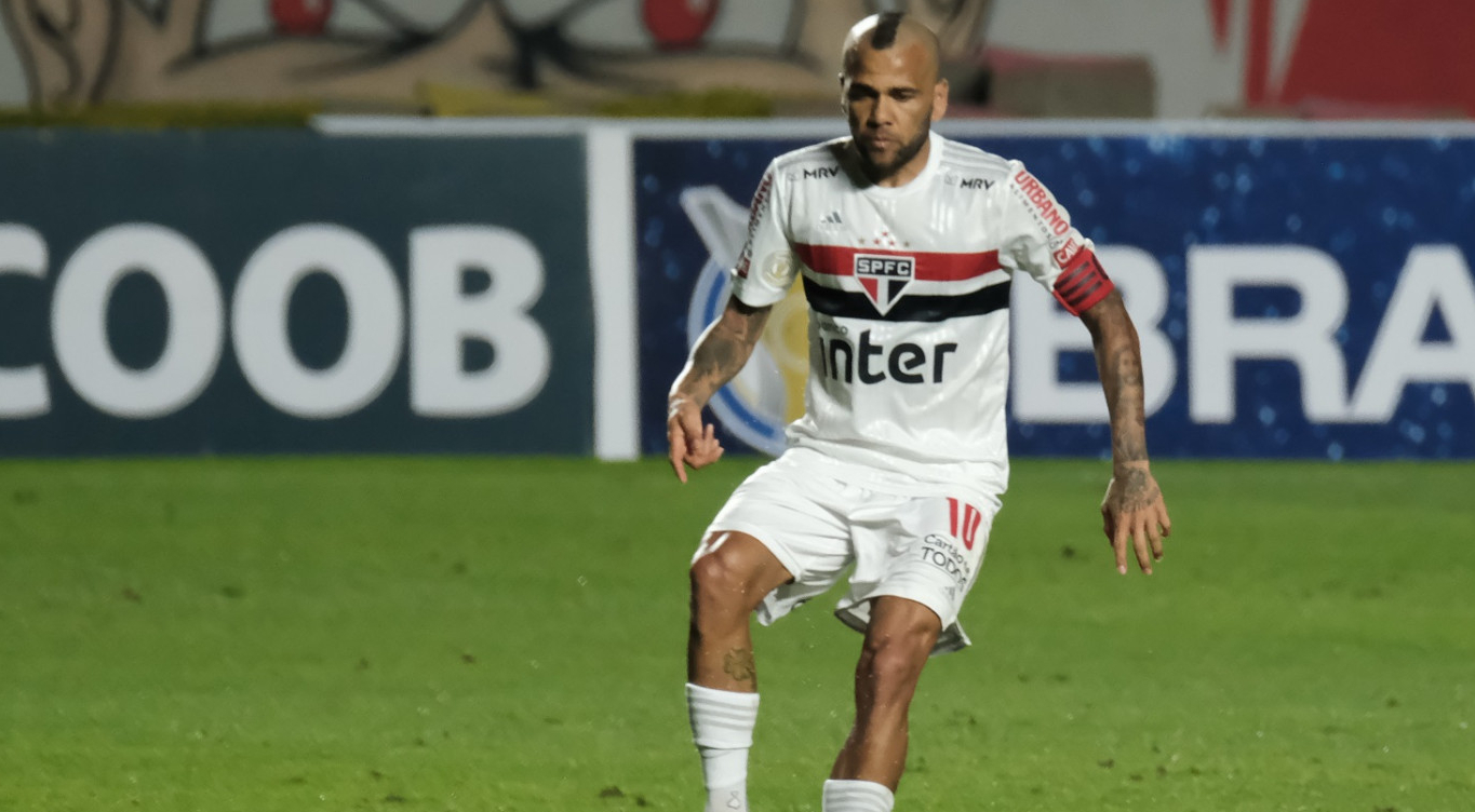 Daniel Alves durante partida do São Paulo