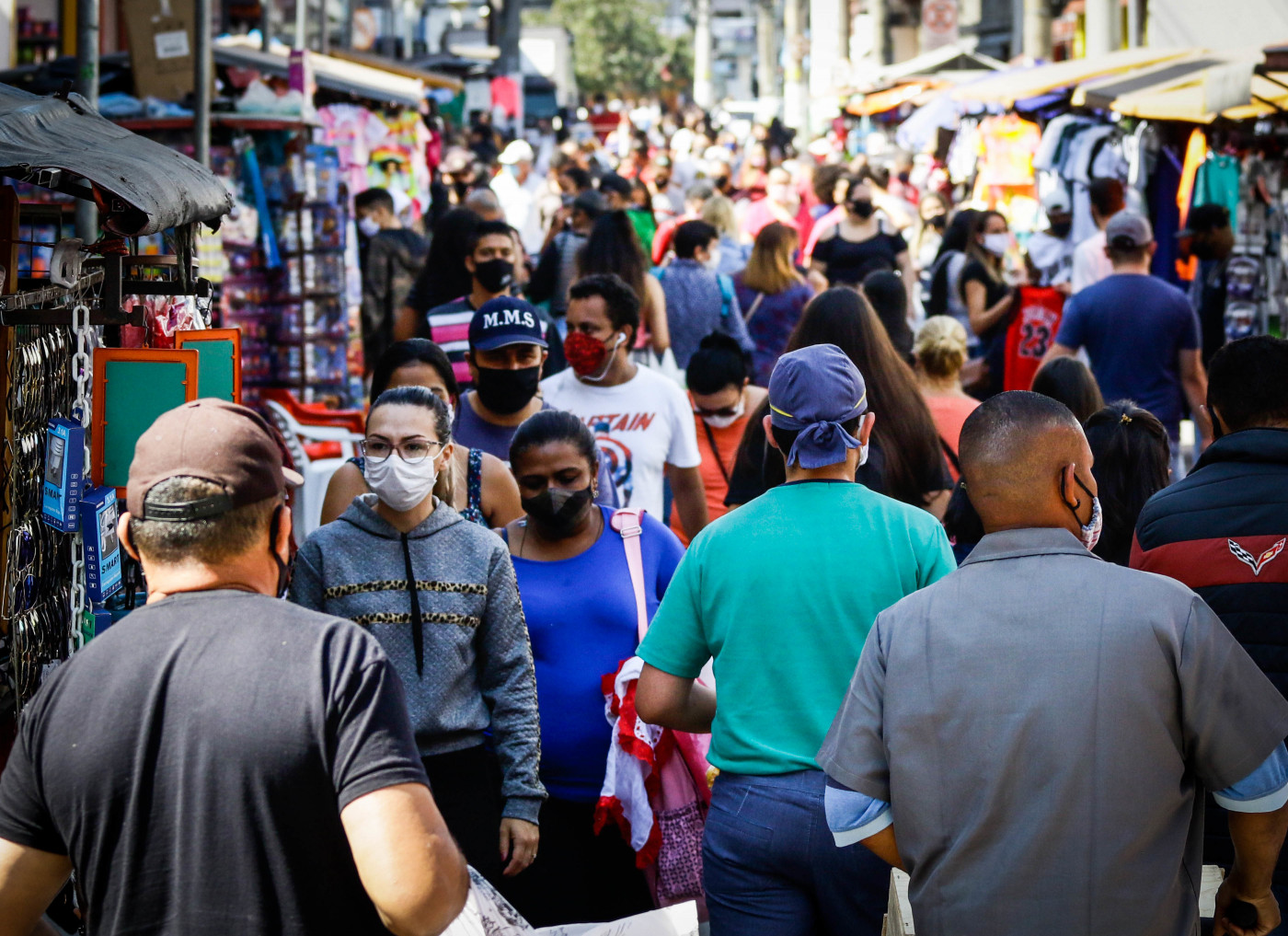 Em São Paulo, pessoas circulam de máscara para se proteger da infecção pelo novo coronavírus