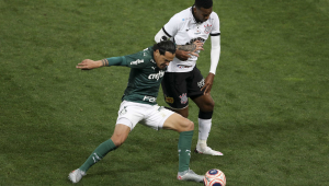 Jô e Gustavo Gómez disputam bola na final entre Corinthians e Palmeiras