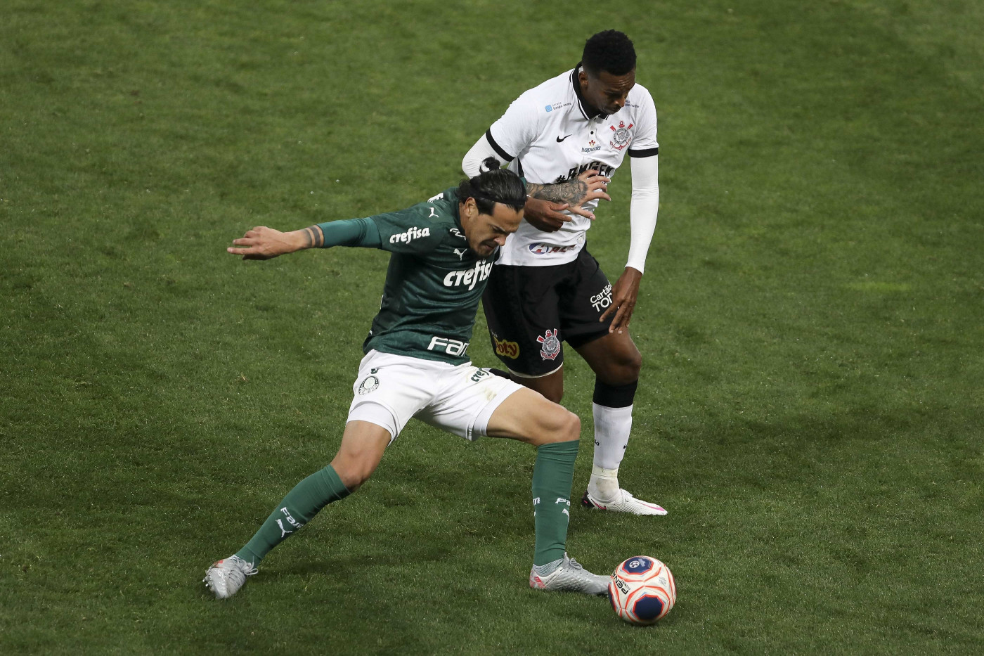 Jô e Gustavo Gómez disputam bola na final entre Corinthians e Palmeiras