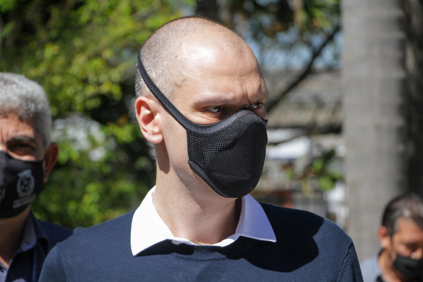 O prefeito Bruno Covas de máscara na rua