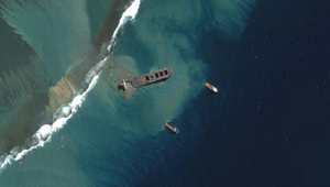 imagem aérea de navio vazando petróleo nas ilhas maurício
