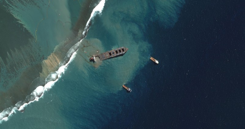imagem aérea de navio vazando petróleo nas ilhas maurício