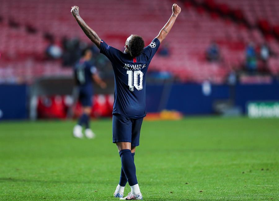Neymar de costas com a camisa 10 comemorando um gol