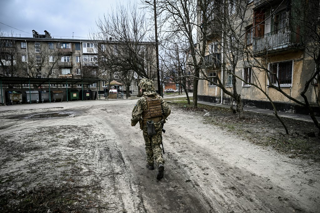 Soldado em frente a prédio destruído no leste da Ucrânia
