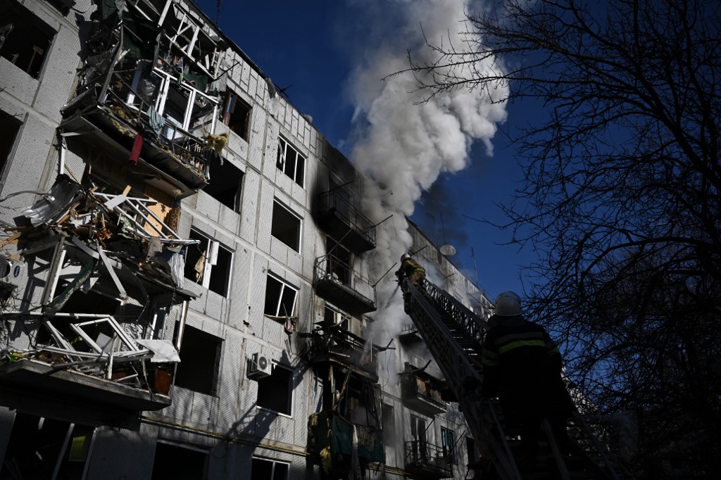 Prédio pegando fogo na Ucrânia após bombardeio