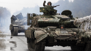 Militares ucranianos em tanque