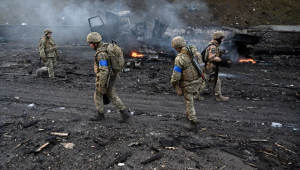 Soldados ucranianos em meio a destruição