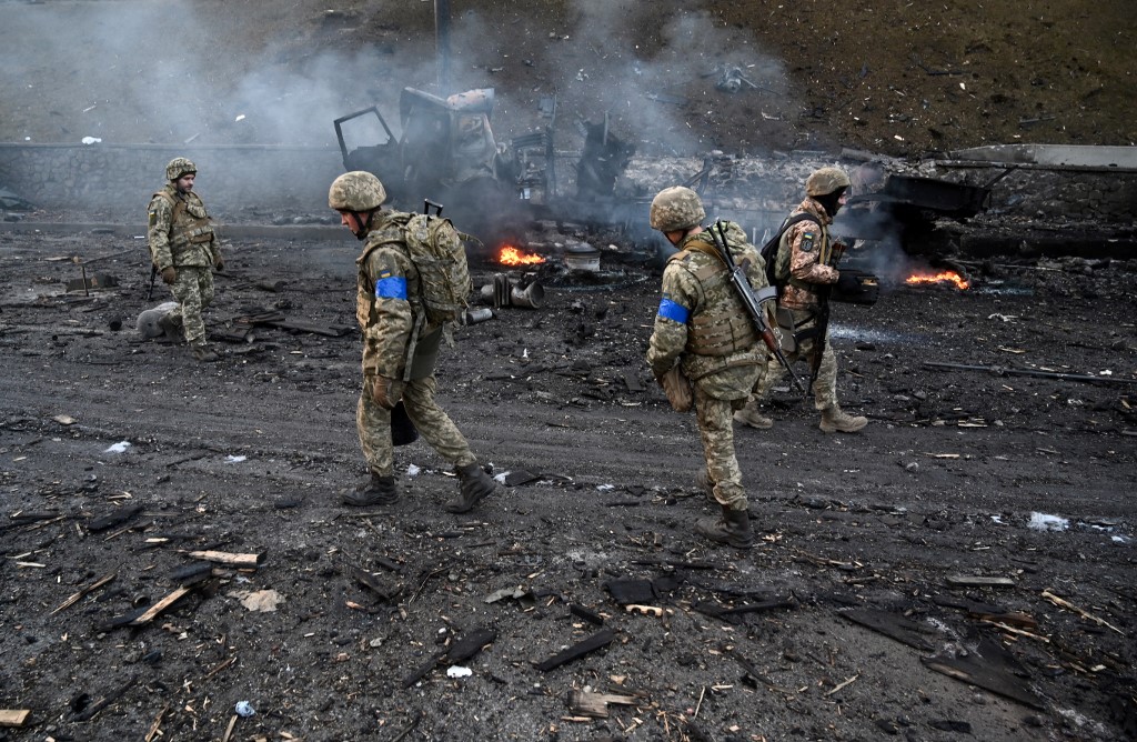 Soldados ucranianos em meio a destruição