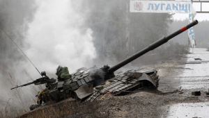 Fumaça saindo de tanque russo destruído pelas forças russas nos arredores de Luhansk