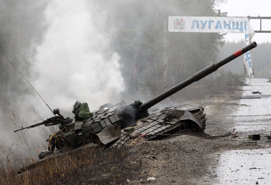 Fumaça saindo de tanque russo destruído pelas forças russas nos arredores de Luhansk