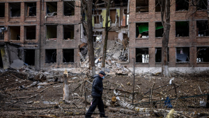 Homem caminha em meio à destruição causada por ataque russo em região próxima a Kiev