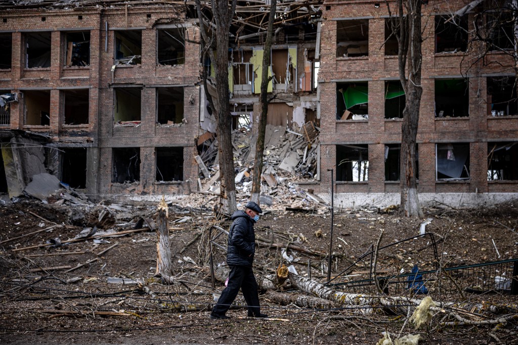 Homem caminha em meio à destruição causada por ataque russo em região próxima a Kiev