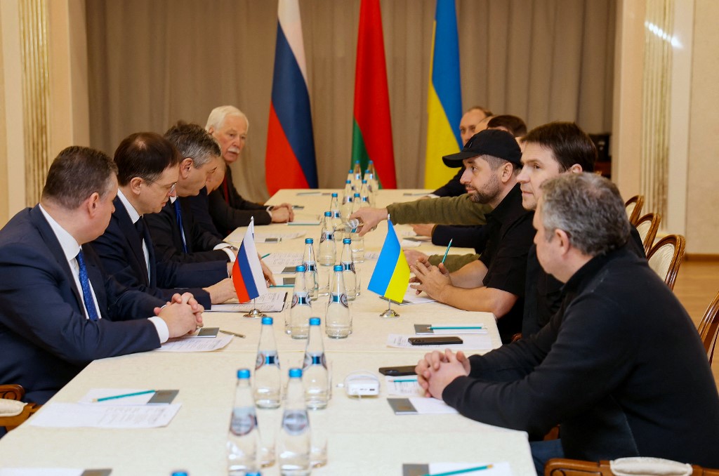 Membros das delegações russa e ucraniana na mesa de negociações sobre o conflito entre os países