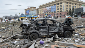 Praça da prefeitura de Kharviv danificada após bombardeio russo