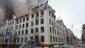 Prédio pega fogo após ataque em Kharkiv