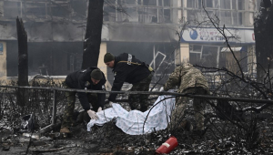 Policiais cobrem o corpo de vítimas de atentado à torre de televisão em Kiev, na Ucrânia