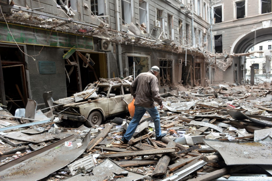 Destroços após bombardeio em Kharviv