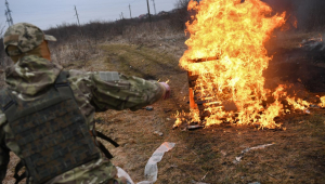 Soldado ucraniano joga coquetel molotov durante um curso civil de autodefesa nos arredores de Lviv, oeste da Ucrânia