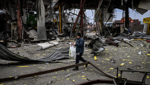 Criança saindo da cidade de Irpin, evacuada após pesados bombardeios