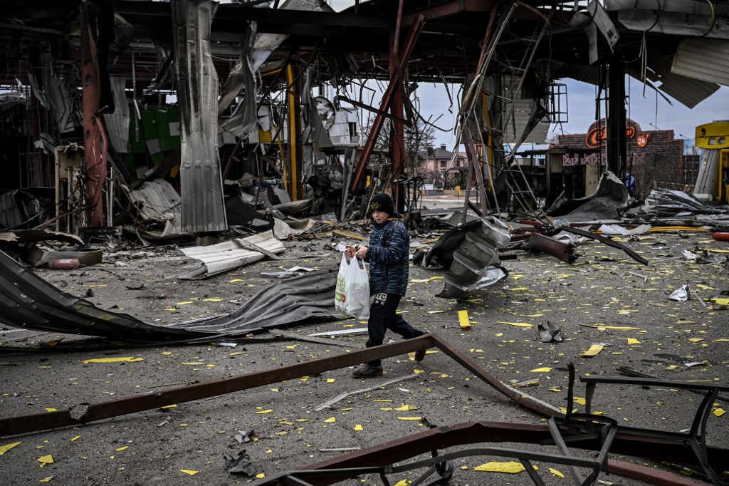 Criança saindo da cidade de Irpin, evacuada após pesados bombardeios