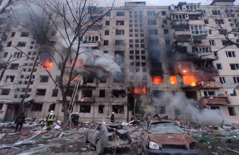 bombeiros trabalham para extinguir um incêndio em um prédio de apartamentos atingido por bombardeios no distrito de Obolon, em Kiev