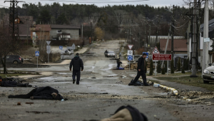 Corpos estão em uma rua em Bucha, a noroeste de Kiev