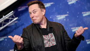 Elon Musk, posa e faz careta ao chegar no tapete vermelho para a cerimônia do Axel Springer Awards