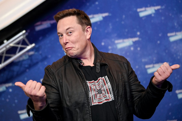 Elon Musk, posa e faz careta ao chegar no tapete vermelho para a cerimônia do Axel Springer Awards