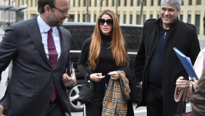 Shakira chegando em tribunal de Barcelona
