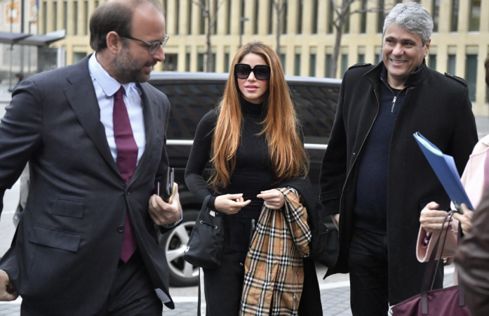 Shakira chegando em tribunal de Barcelona