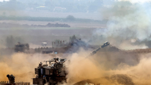 Um obus autopropulsado do exército israelense dispara perto da fronteira com Gaza