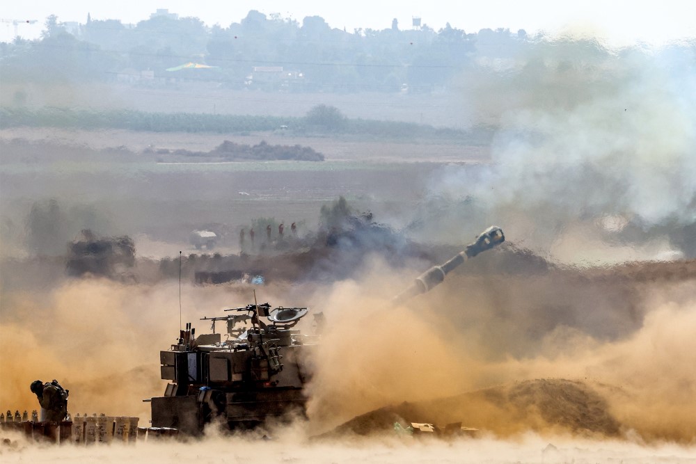 Um obus autopropulsado do exército israelense dispara perto da fronteira com Gaza