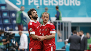 Dois jogadores russos se abraçam após gol