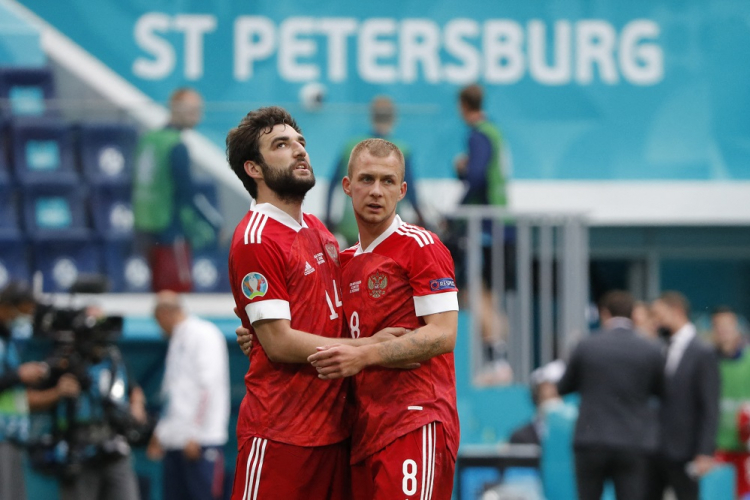 Dois jogadores russos se abraçam após gol