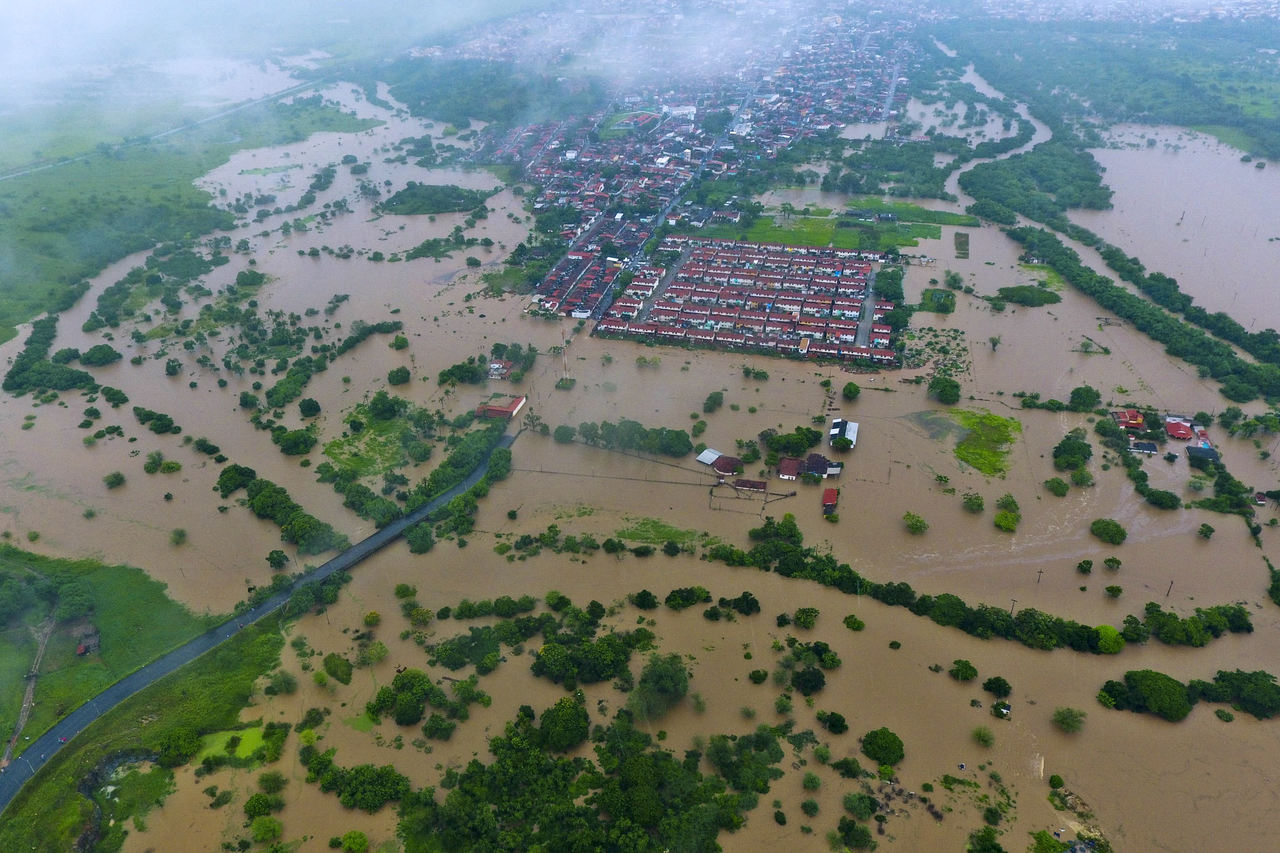 Imagem aérea de área alagada na Bahia após fortes chuvas