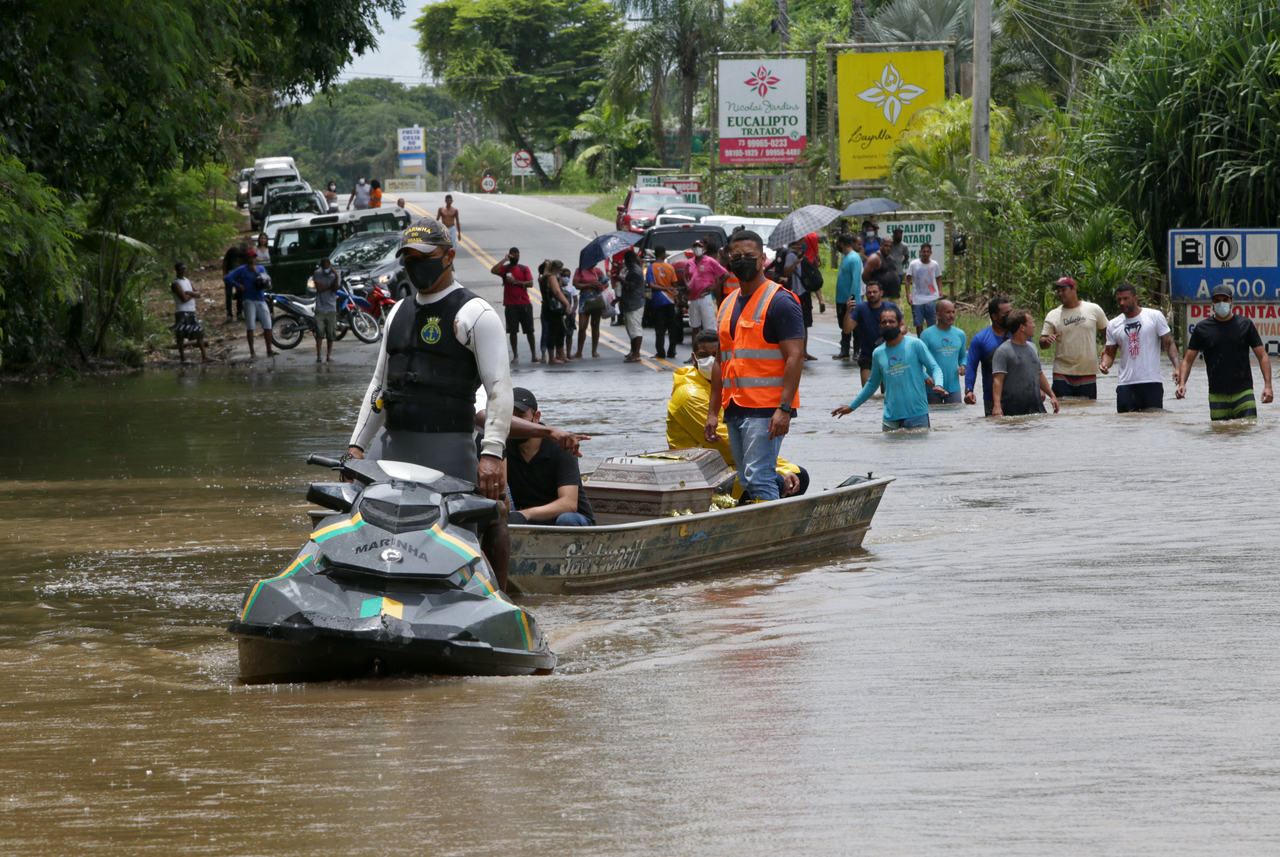 Equipes auxiliam pessoas atingidas por chuvas na Bahia