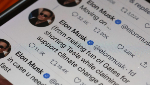 Celular com tuítes de Elon Musk